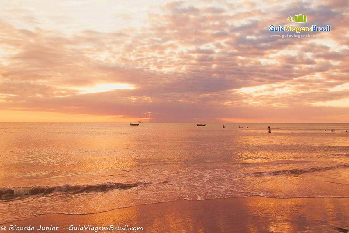 Imagem do céu refletindo nas águas da Praia Jericoacoara.